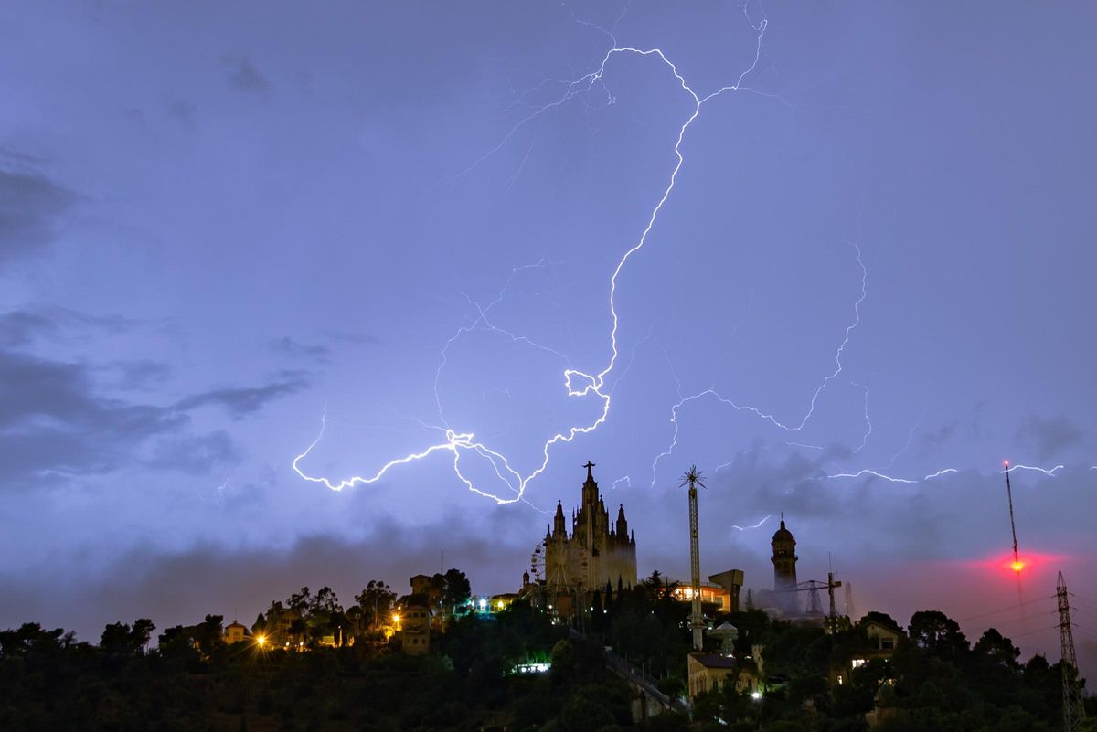 La tormenta eléctrica ilumina la noche de Barcelona La tormenta eléctrica ilumina la noche de Barcelona