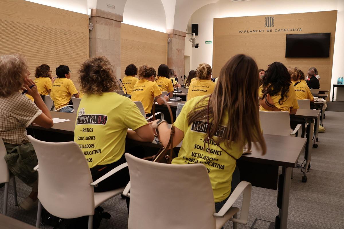 Imagen de las personas que recogerán las firmas para la ILP que busca hacer gratuitas las guarderías.