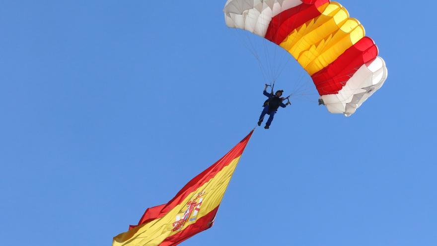 Por primera vez una mujer ha saltado en paracaídas con la bandera de España en un desfile militar