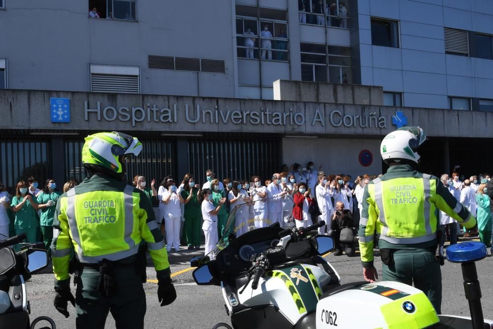 Aplauso de las fuerzas de seguridad al personal del Hospital de A Coruña