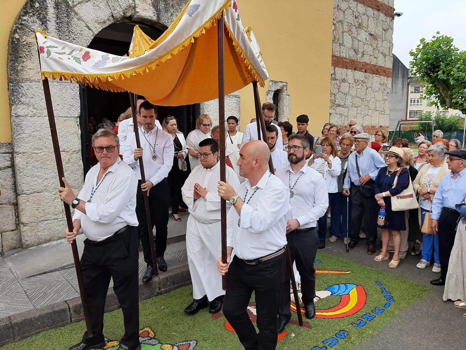 Cientos de personas festejan el Corpus en Lugones: la procesión y las alfombras, en imágenes