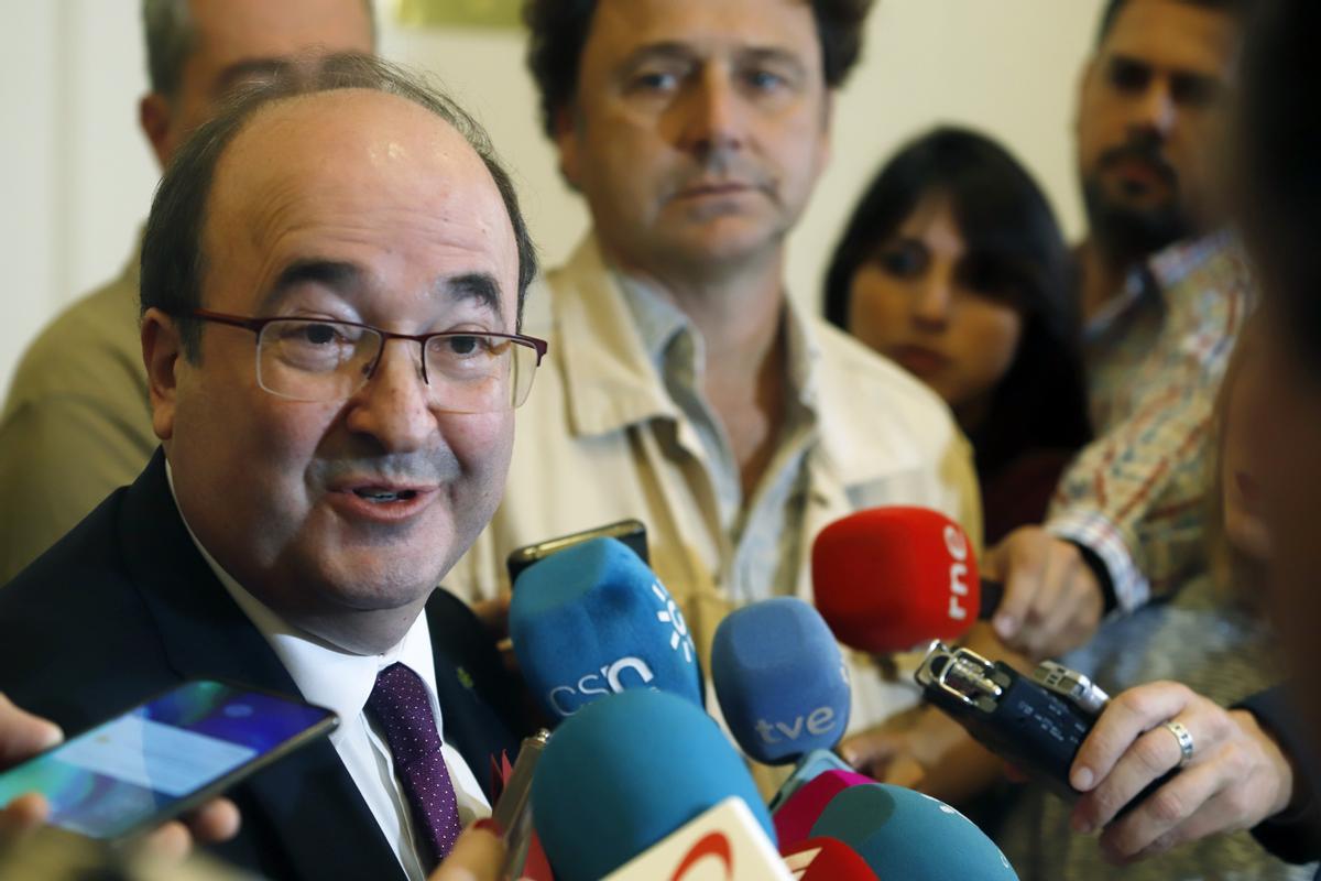 El ministro de Cultura y Deporte, Miquel Iceta, atiende a la prensa en Málaga.