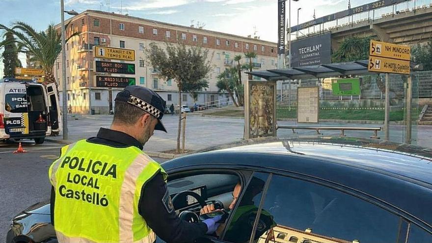 Die Gemeindepolizei von Castelló intensiviert die Alkohol- und Drogenkontrollen am Steuer nach dem Sommer