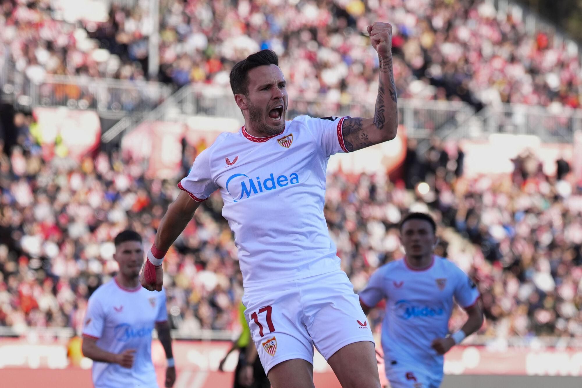 GIRONA, 18/01/2025.- El centrocampista del Sevilla FC Saúl Ñíguez celebra tras anotar un gol ante el Girona durante el partido de LaLiga EA Sports en el Estadio de Montilivi de Girona este sábado. EFE/ Siu Wu