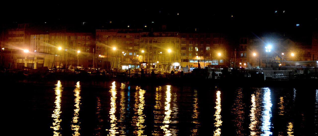 Imagen nocturna del frente marítimo de Cangas, iluminado con farolas convencionales.