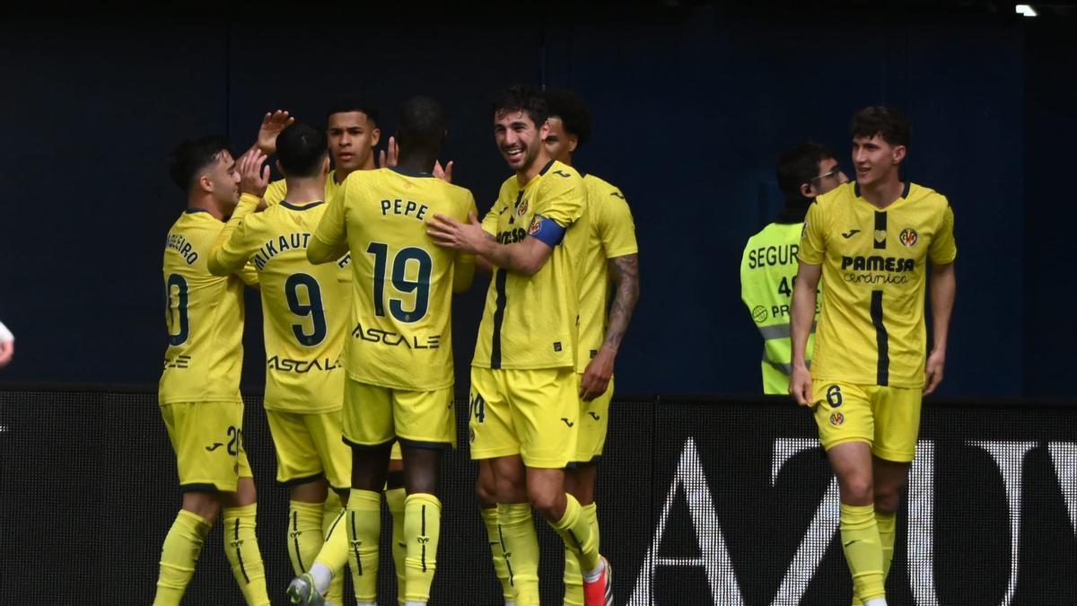 Los jugadores del Villarreal felicitan a Mouriño tras su gol ante el Elche.