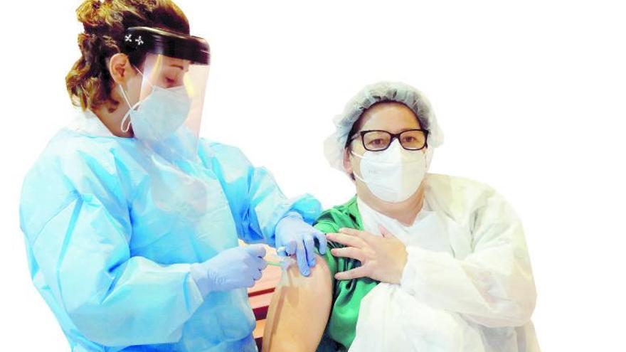 María Domitila Bilbao recibe la vacuna. |