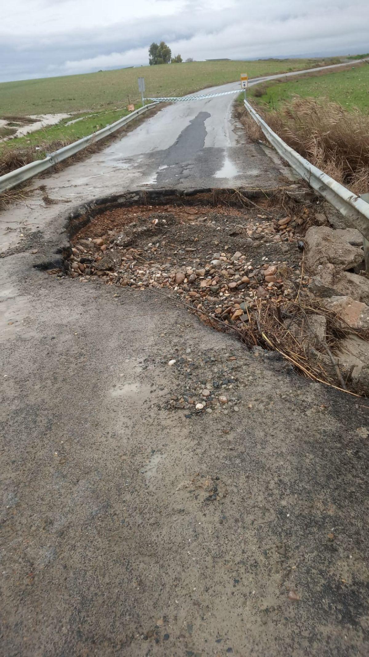 Socavón en la carretera provincial CO-3105 en Alcolea.