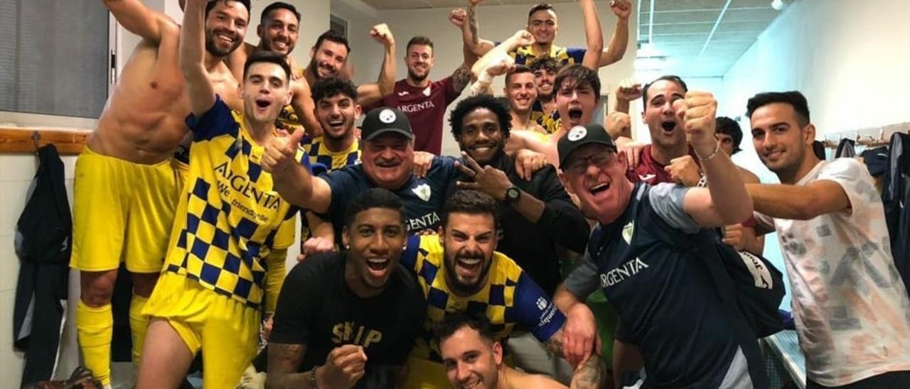 El Alqueries celebra su victoria por 1-2 en el José Mangriñán