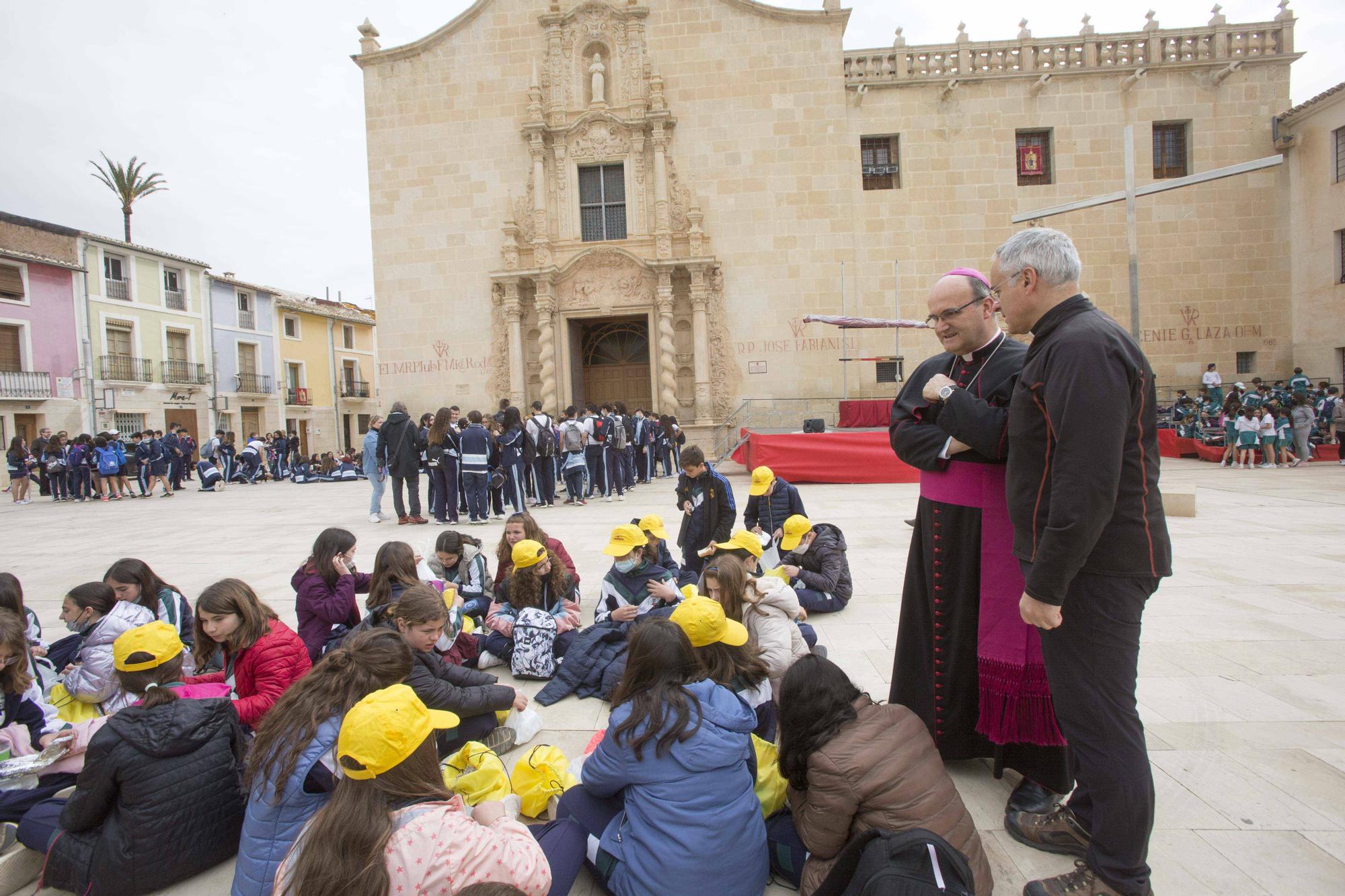 El obispo José Ignacio Munilla recibe a los niños en la Peregrina Escolar de Santa Faz