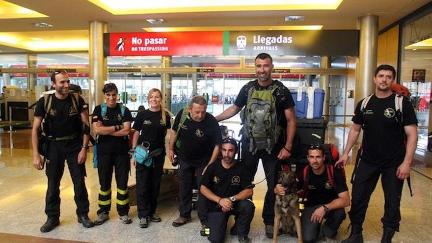 El equipo de bomberos malagueños que han viajado a Nepal.