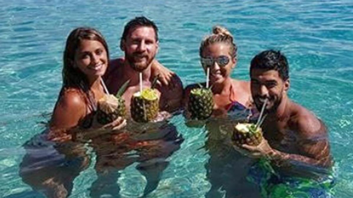 Antonella Roccuzzo, Leo Messi, Sofia Balbi y Luis Suárez, en unas recientes vacaciones.