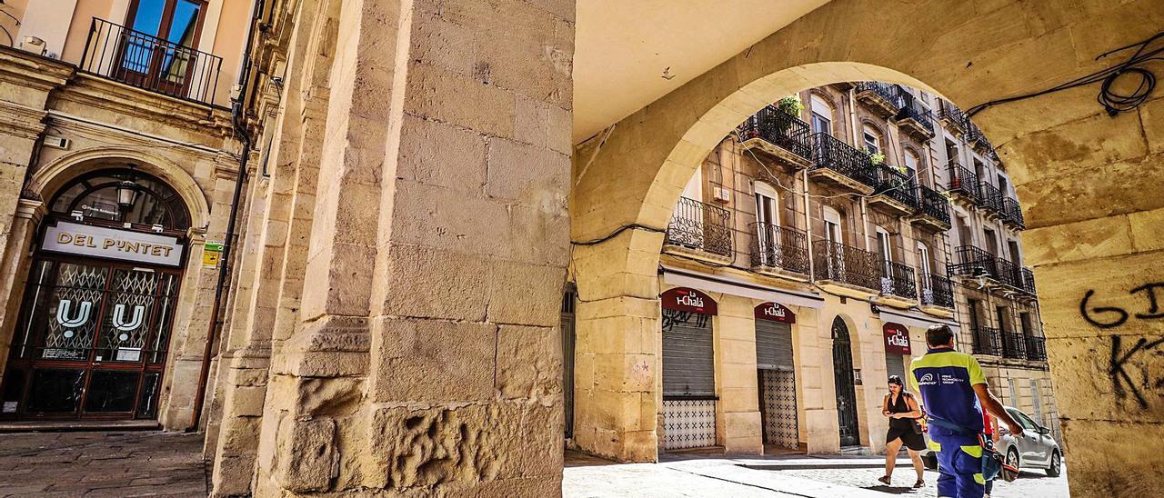 Una de las arcadas de acceso a la Plaça de Dins, en el centro histórico de Alcoy, en una imagen de archivo.