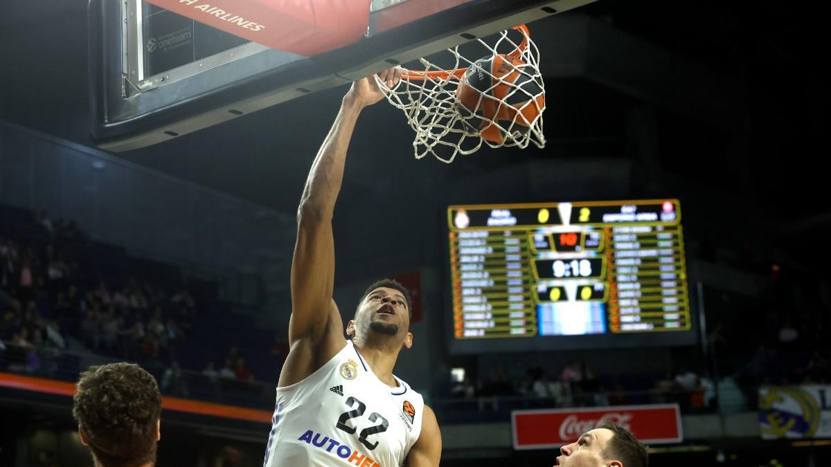 Edy Tavares realiza un mate durante el partido entre el Real Madrid y el Armani Milán