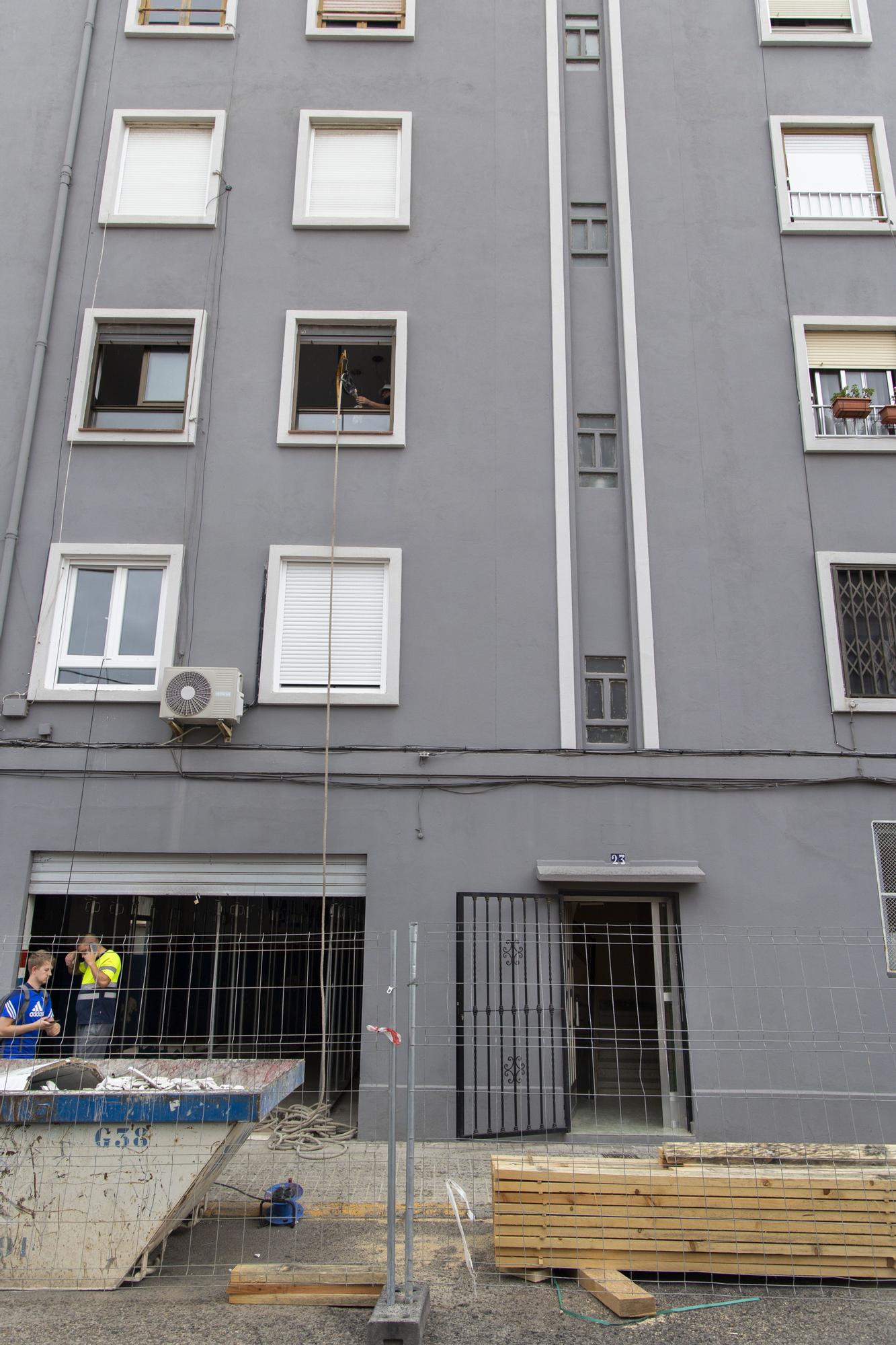 Comienzan a apuntalar el edificio que desalojaron en el Cabanyal por riesgo de derrumbe