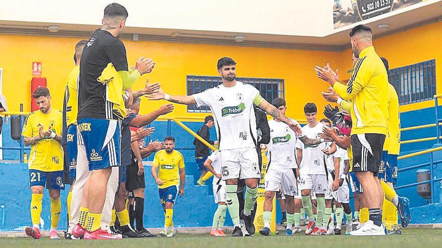 El filial de la UD, de blanco, condena a la espera al San Miguel