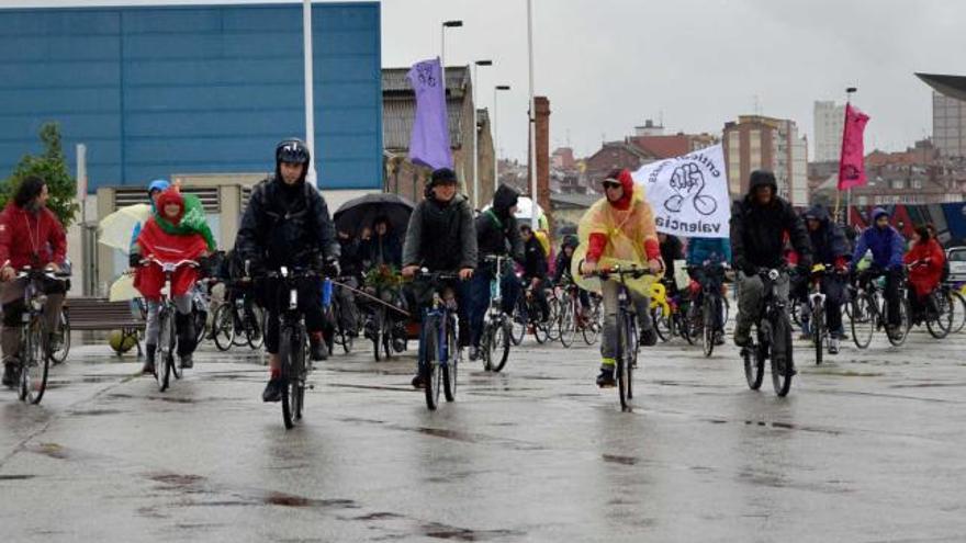 Arriba, la marcha de la «Crixixona», a su salida de la explanada del Acuario de Poniente. Abajo, a la izquierda, asistentes a la marcha, en una bicicleta con banco incorporado; a la derecha, participantes venidos de Valencia. | jeny argüelles