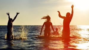 Jóvenes en una playa. 