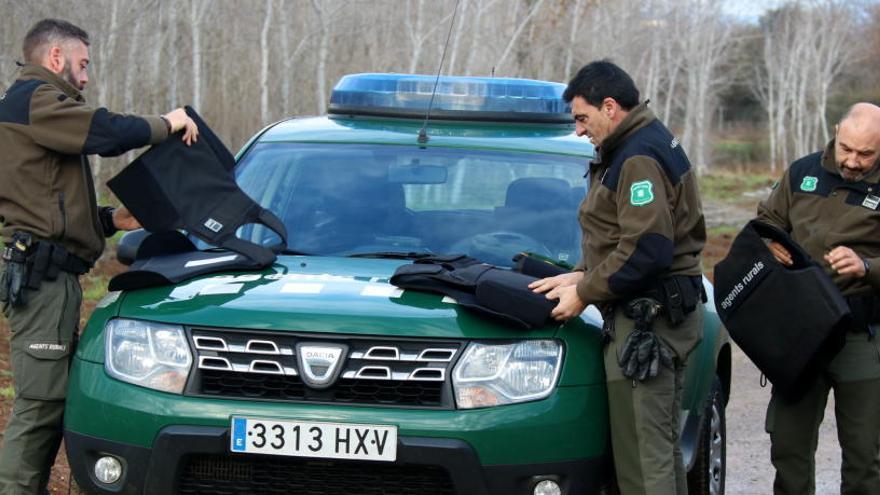 Agents Rurals equipant-se amb armilles per fer un control de caça en una imatge del gener