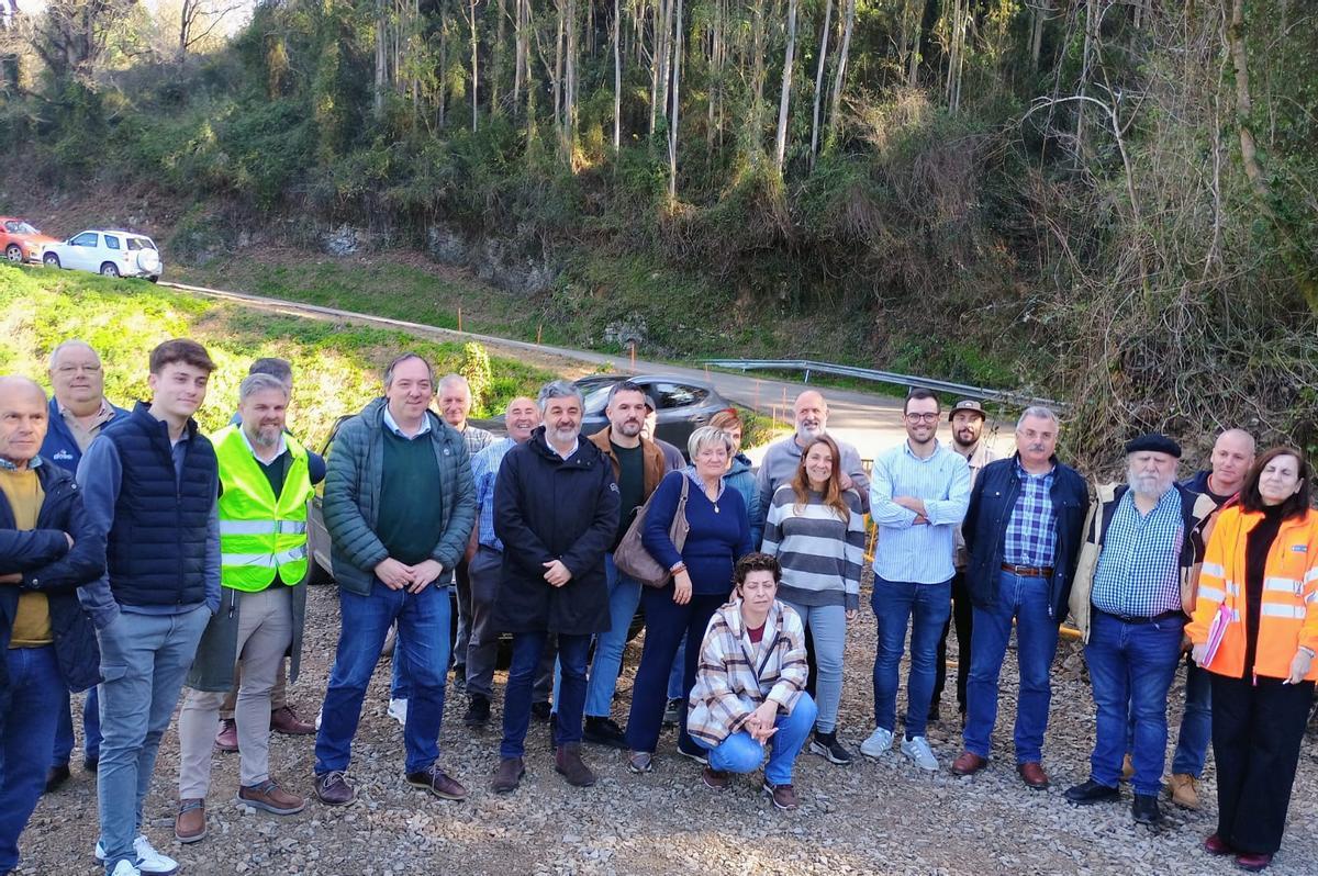 Foto de familia de los asistentes al acto de inicio de las obras, con el alcalde, Alejandro Vega (sexto por la izquierda), junto al consejero Alejandro Vega, y vecinos de la zona.