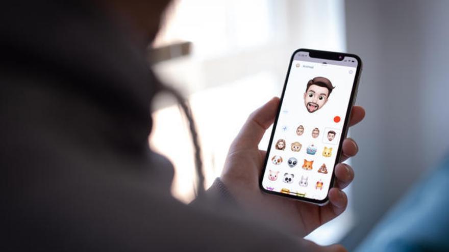 &#039;Memojis&#039; pel Whatsapp: com crear emoticones personalitzades amb la teva cara en iPhone i Android