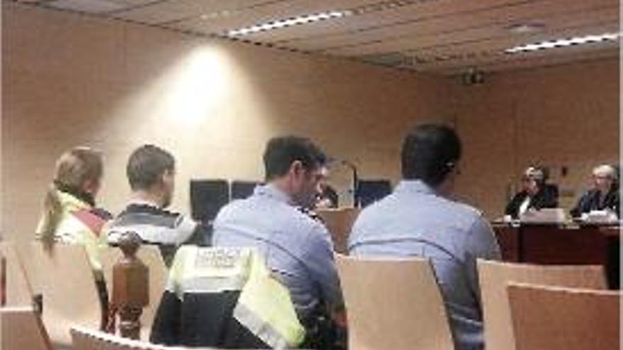 L&#039;acusat, entre els agents de policia que el conduïen de la presó.