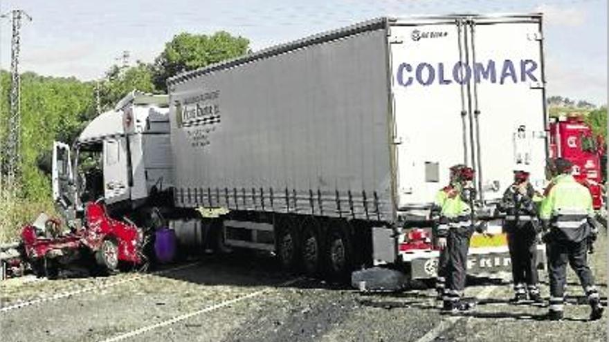 Els Mossos d&#039;Esquadra inspeccionen l&#039;estat dels vehicles implicats, ahir a la N-340 a l&#039;alçada de Tarragona.