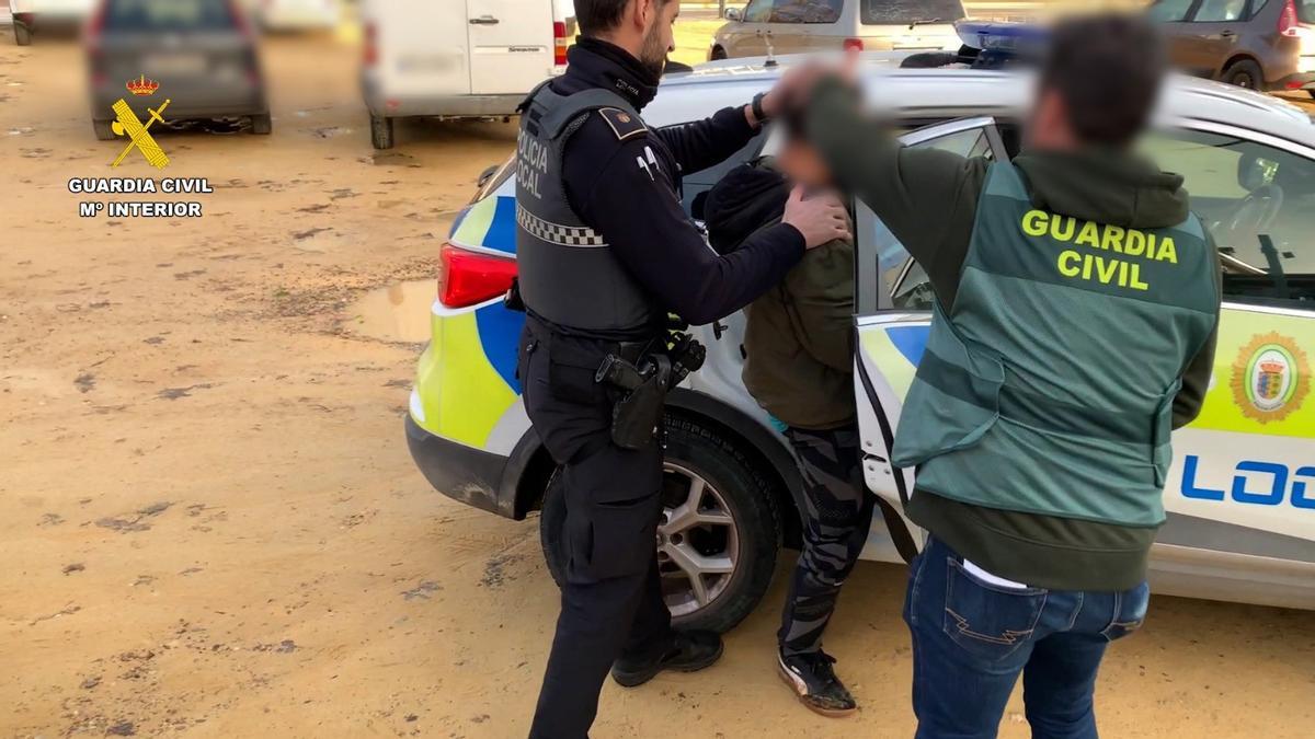 La Guardia Civil detiene a un hombre por tres robos en fincas de Villanueva del Ariscal y Olivares.