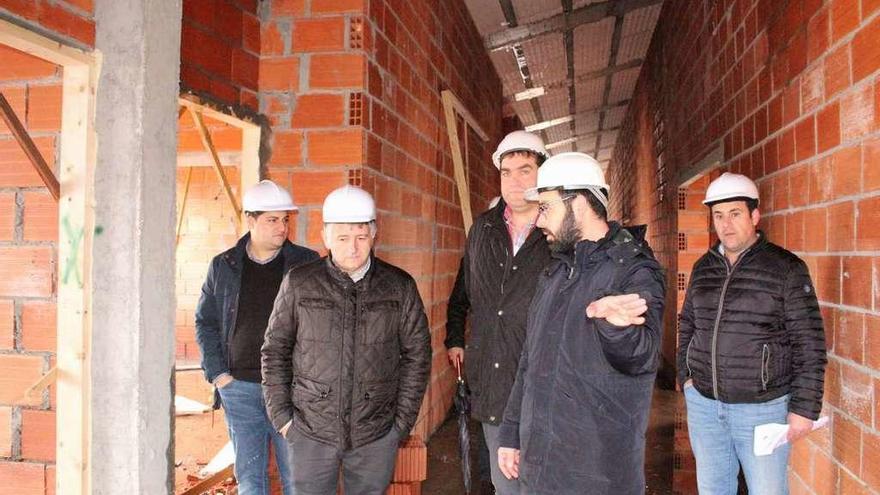 Manuel Cuíña y Klaus Brey durante una vista, en marzo, a las obras de la residencia y centro de día.