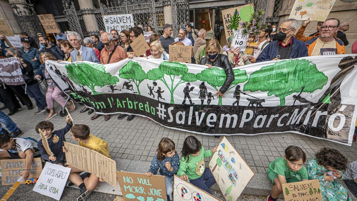 Els Comuns infligeixen la primera derrota al PSC a l’Eixample a propòsit del futur del parc Joan Miró