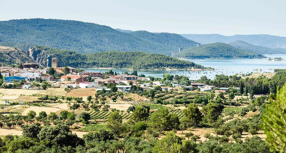 Sacedón, una pequeña localidad de Guadalajara situada a orillas del embalse de Entrepeñas