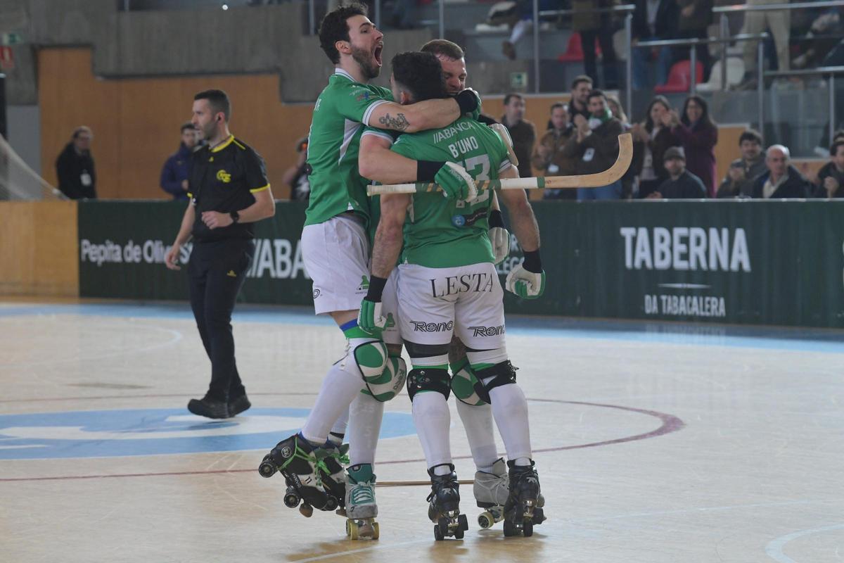 Nuno Paiva, Bruno Saavedra y César Carballeira celebran el gol de la victoria ante el Barça en el Palacio de Riazor.