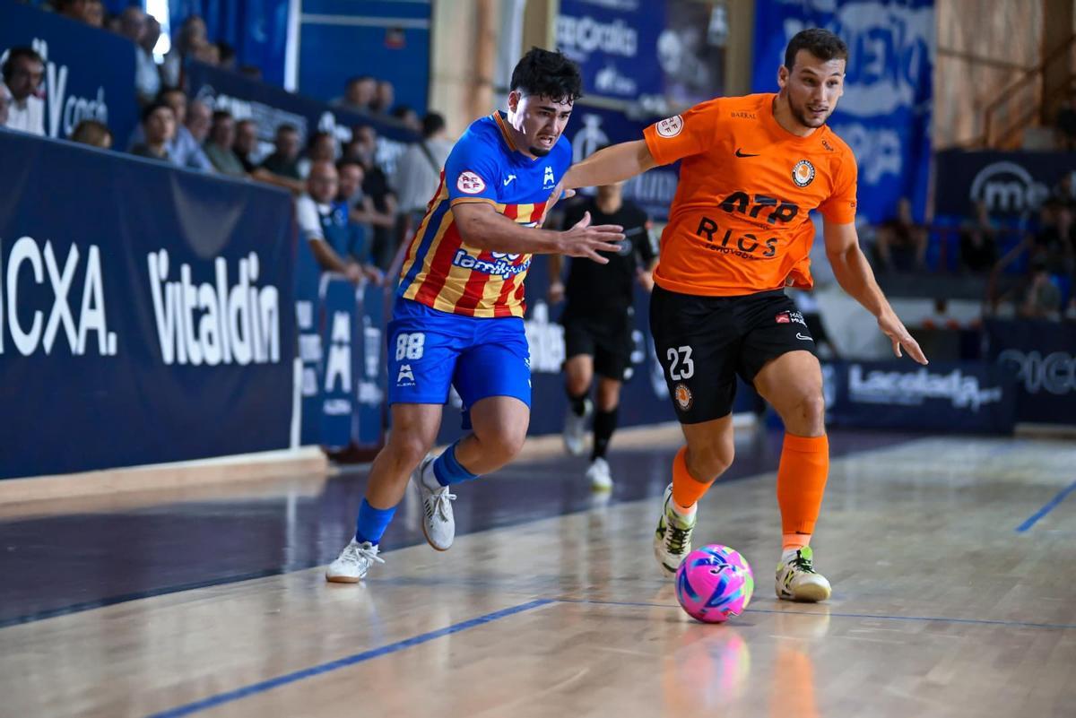 Alejandro intenta zafarse de un rival por la banda.