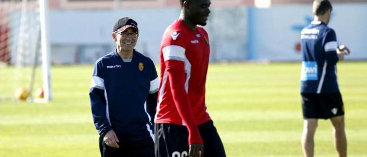 Vázquez observa sonriente a Kasim en un entrenamiento de esta semana.