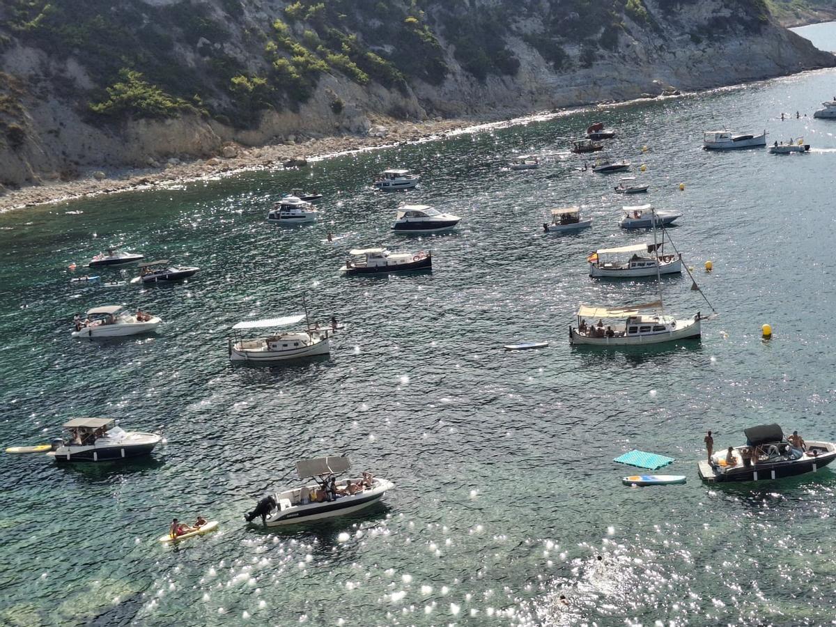 Embarcaciones fondeadas y amarradas a las boyas en la cala de la Sardinera