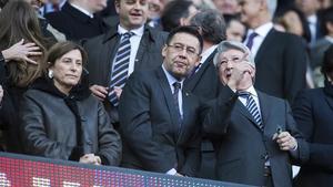 Bartomeu charla con Cerezo, en el palco del Camp Nou 