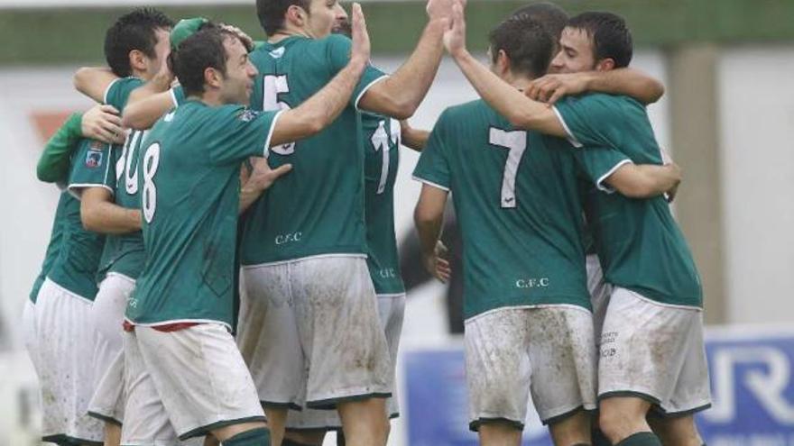 Los jugadores del Coruxo festejan un gol en O Vao. // Ricardo Grobas