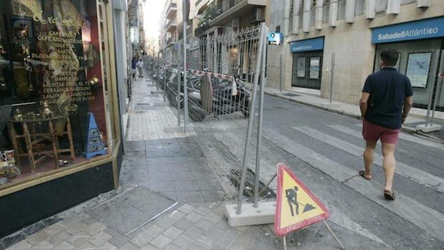 Vallas de obras en calle Caldedería.