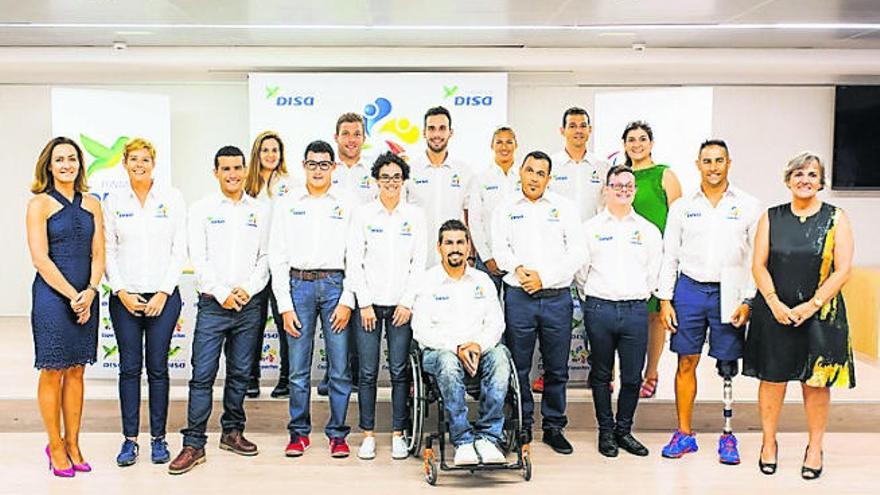 Deportistas becados junto a Raquel Montes y Zuriñe Ibarra.