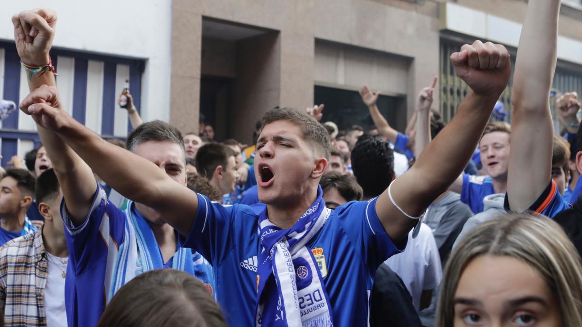 Ambiente de las aficiones en los prolegómenos del derbi