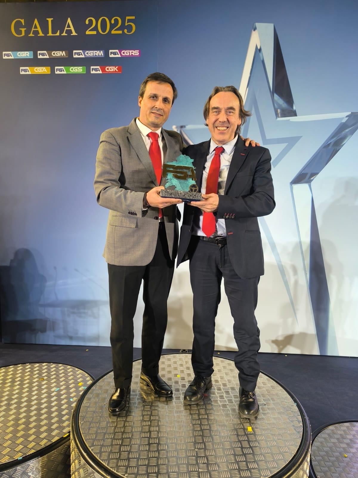 Luis Penido recibe el premio de la FGA tras su magnífica temporada.