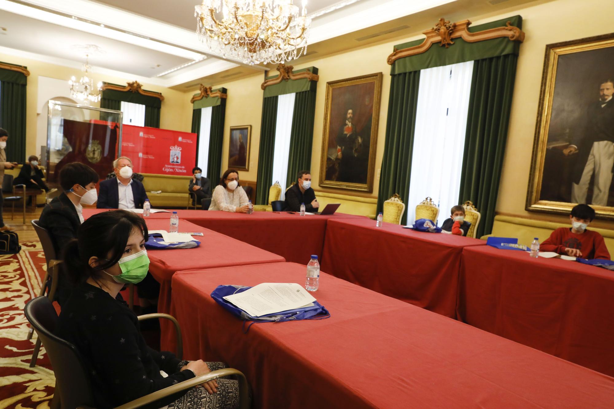 Los niños de Gijón toman el salón de plenos del Ayuntamiento