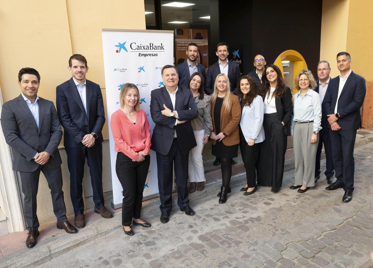 Personal que atiende la nueva oficina de empresas de CaixaBank en Alzira.