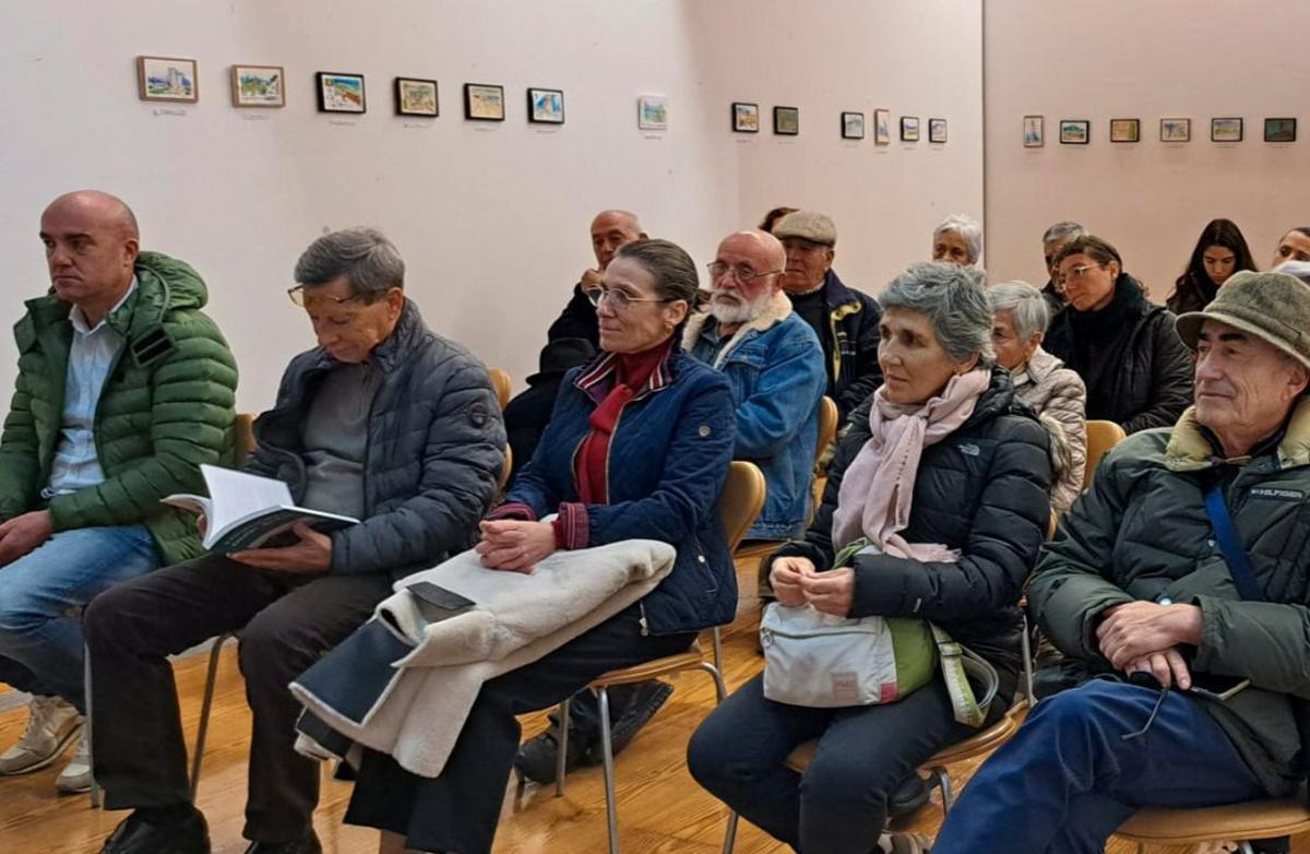 Suzana Ruano con el libro.