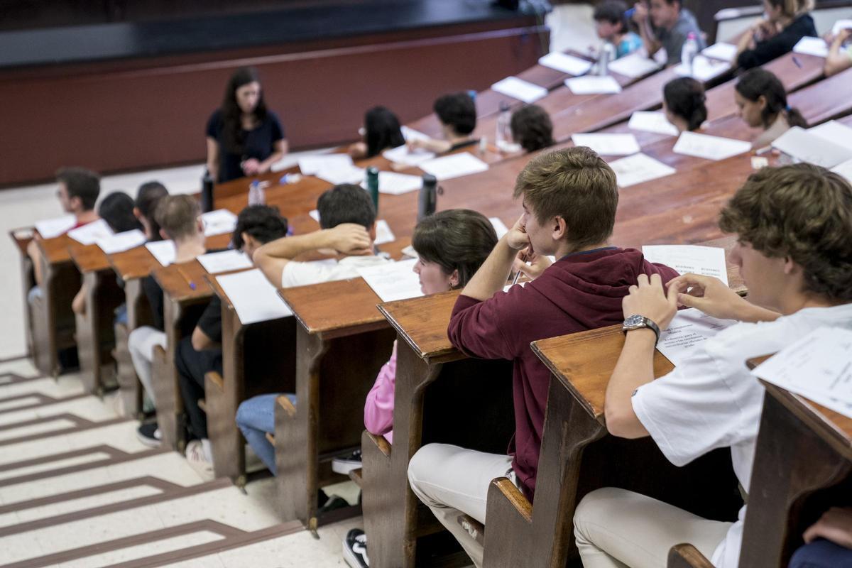 Varios alumnos hacen un examen en la Universidad Complutense de Madrid (UCM).