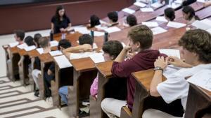 Varios alumnos hacen un examen en la Universidad Complutense de Madrid (UCM).