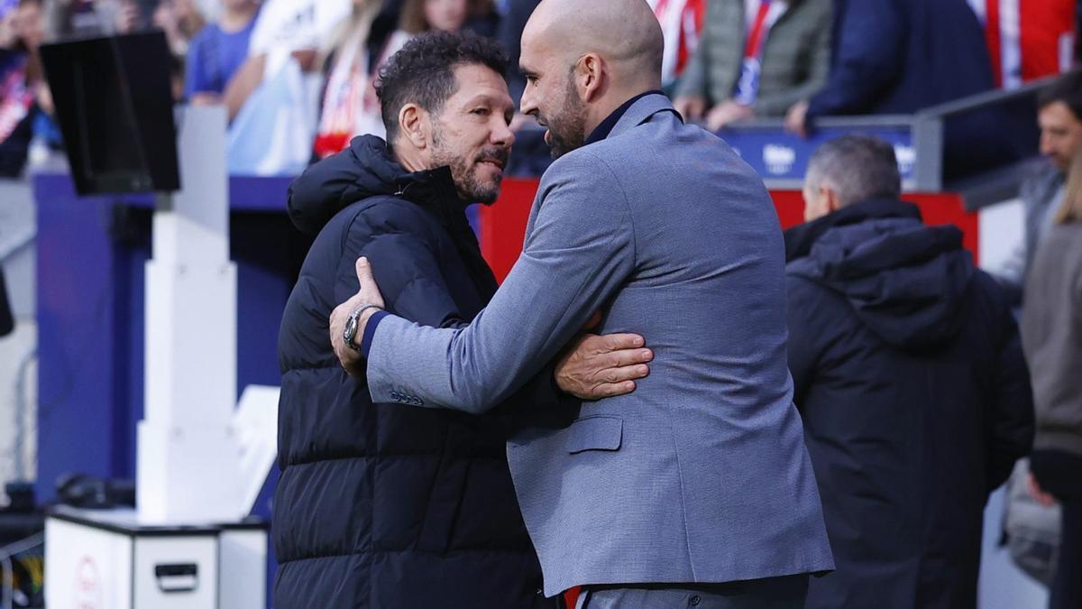 Claudio Giráldez saluda a Diego Simeone. | EUROPA PRESS