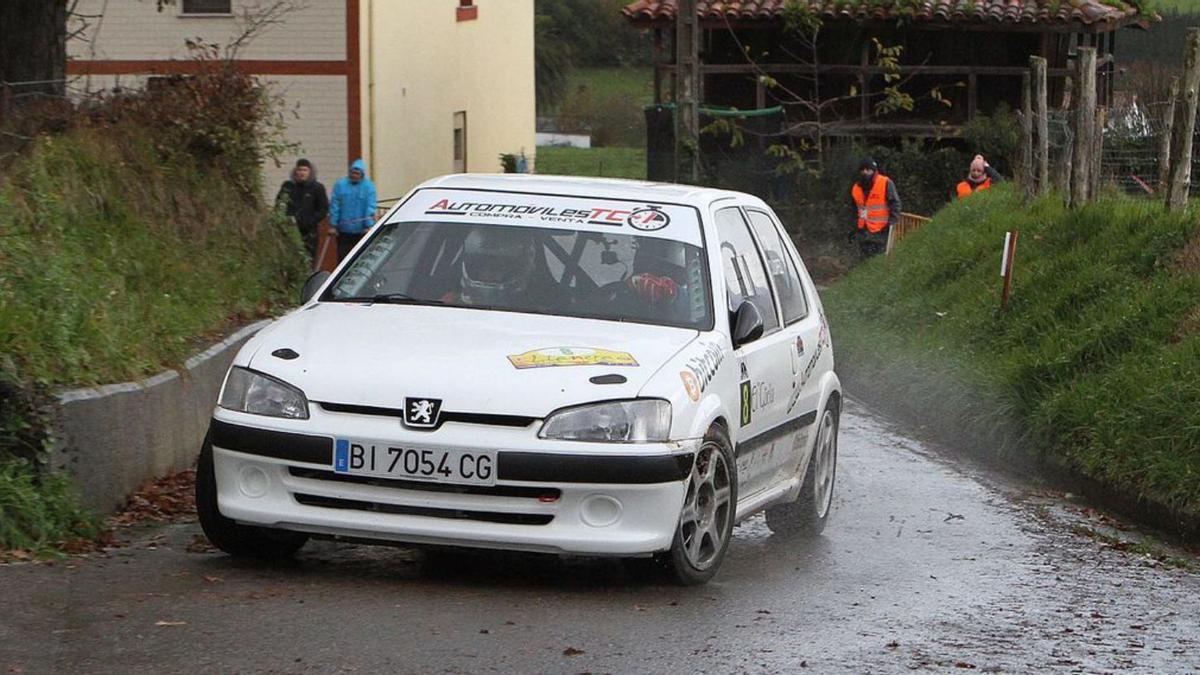 Daniel Gil, ayer, en su Peugeot 106, durante la carrera. | JBD