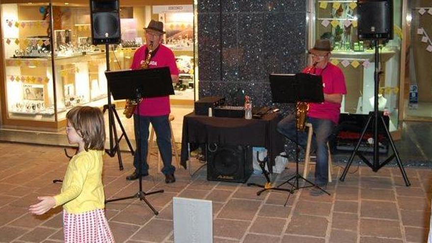 Animació al carrer d&#039;una edició anterior de la Igualada Nit de Shopping