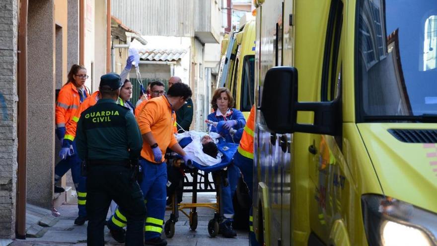 Los servicios de emergencia trasladan al herido. // G.Núñez